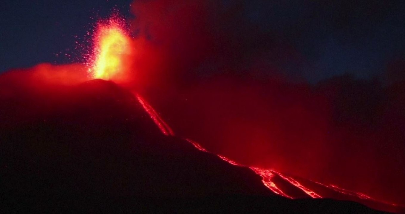 Eruption spectaculaire de l'Etna, en Italie