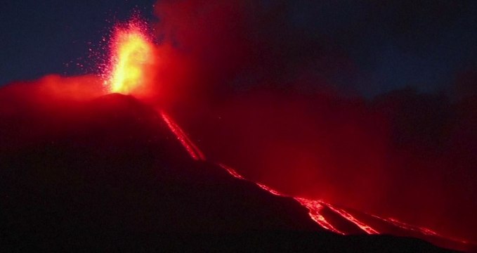 Eruption spectaculaire de l'Etna, en Italie