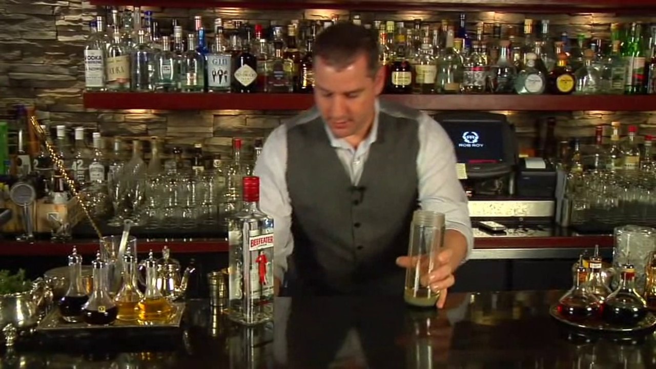 How to Carbonate a Cocktail - Raising the Bar with Jamie Boudreau - Small Screen