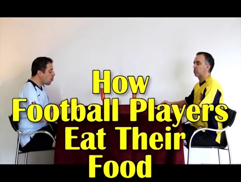 Comment les joueurs de foot mangent leur repas ?