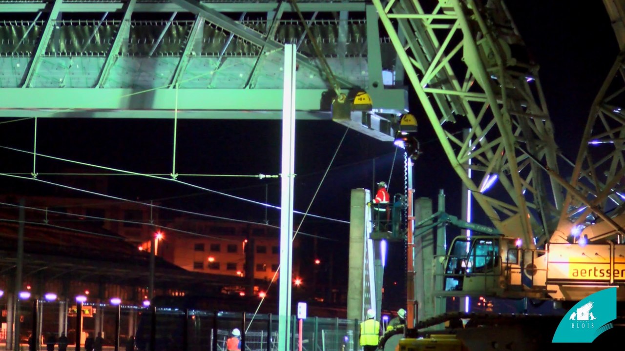 Passerelle de la gare de Blois : Pose des travées