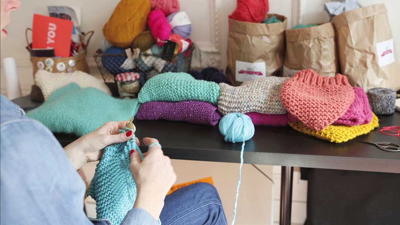 Portrait de Mlle Sophie de Breaking the Wool pour la sortie de son livre Écharpes & cie à tricoter (éditions Le Temps Apprivoisé)