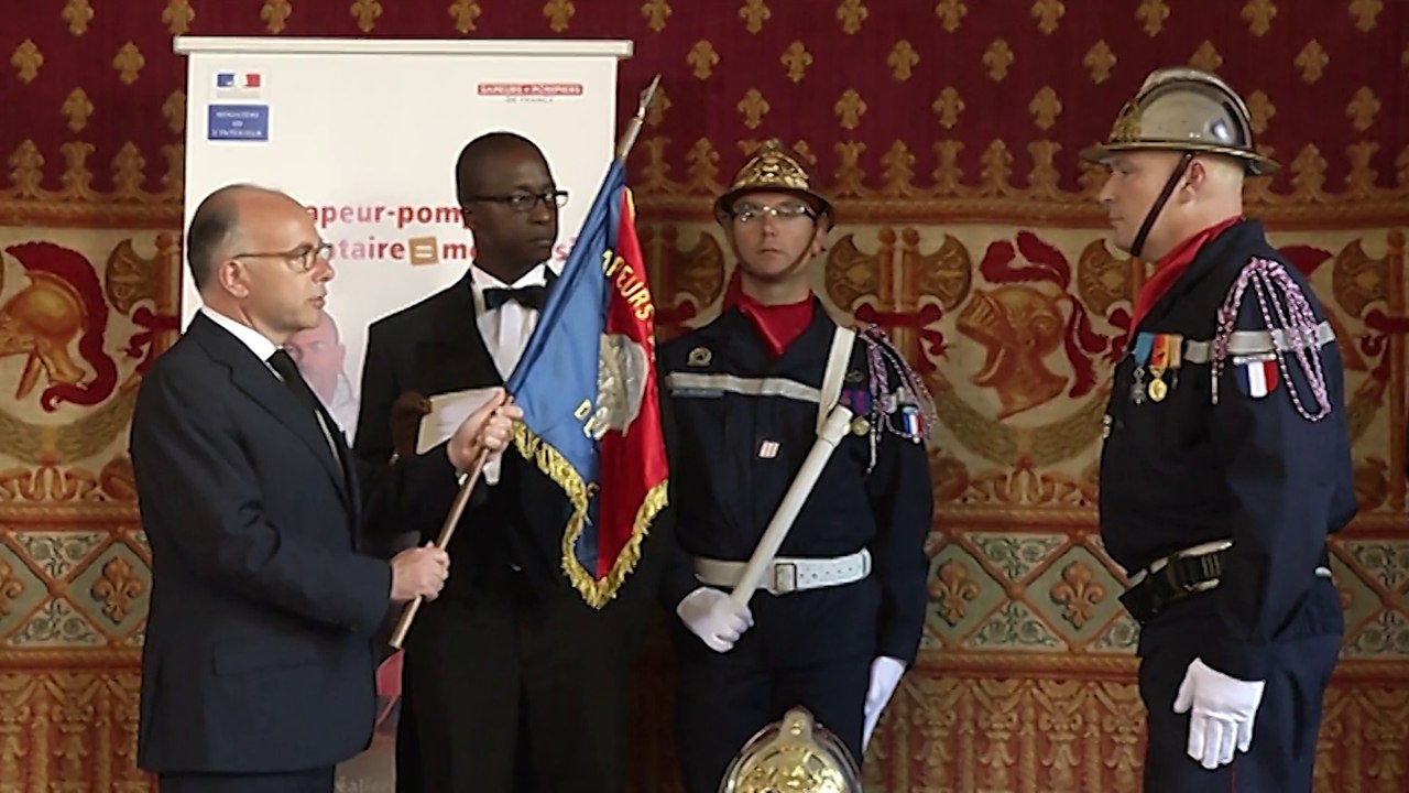 Passation du fanion des sapeurs-pompiers de France