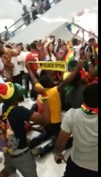 Torcedores de Gana fazem a festa em shopping em Natal