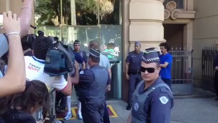 Karim Benzema sort de sa conférence de presse, le 16 juin 2014