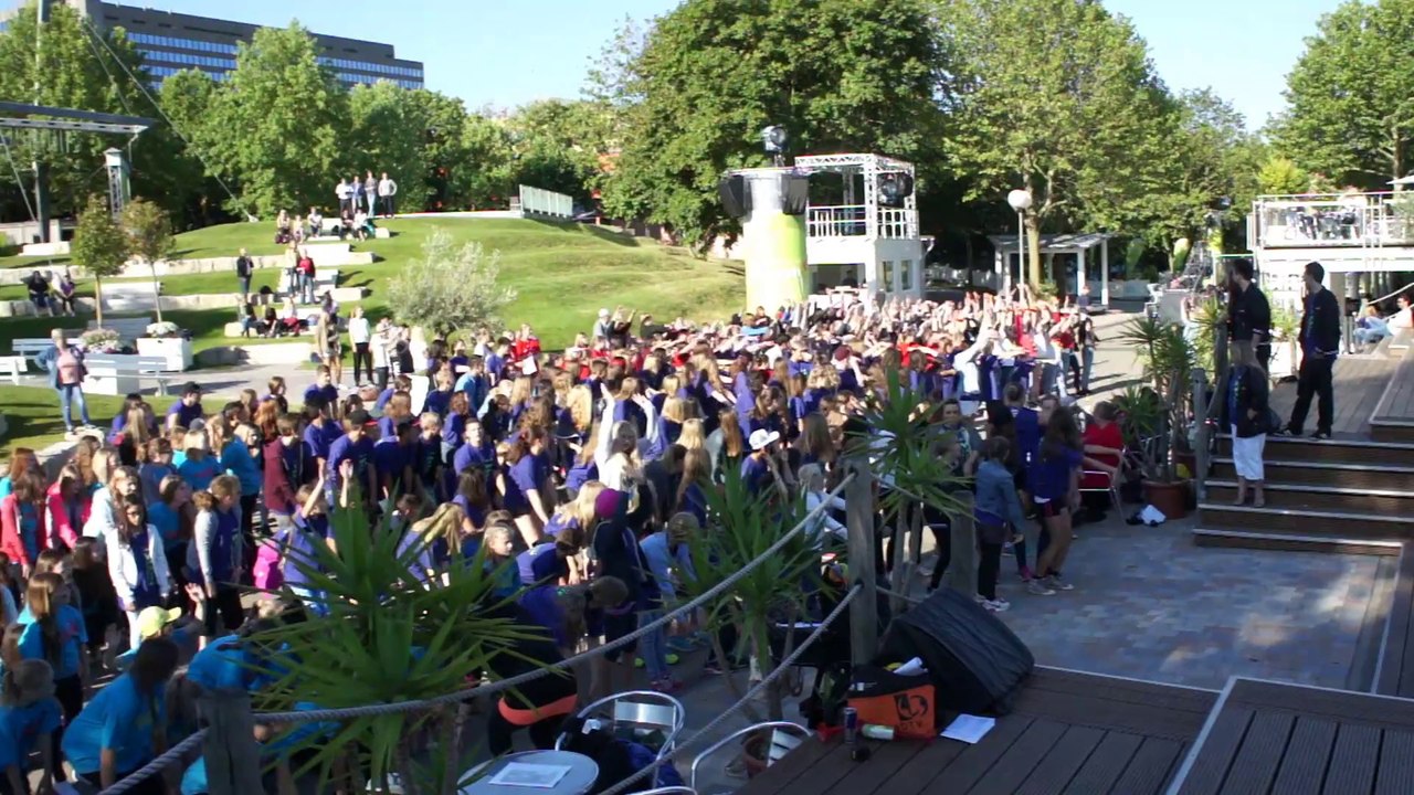 4 : 0 für Deutschland - Dance4Fans jubelt mit Laola Wellen