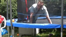 Mon beau-frère dans le trampoline.