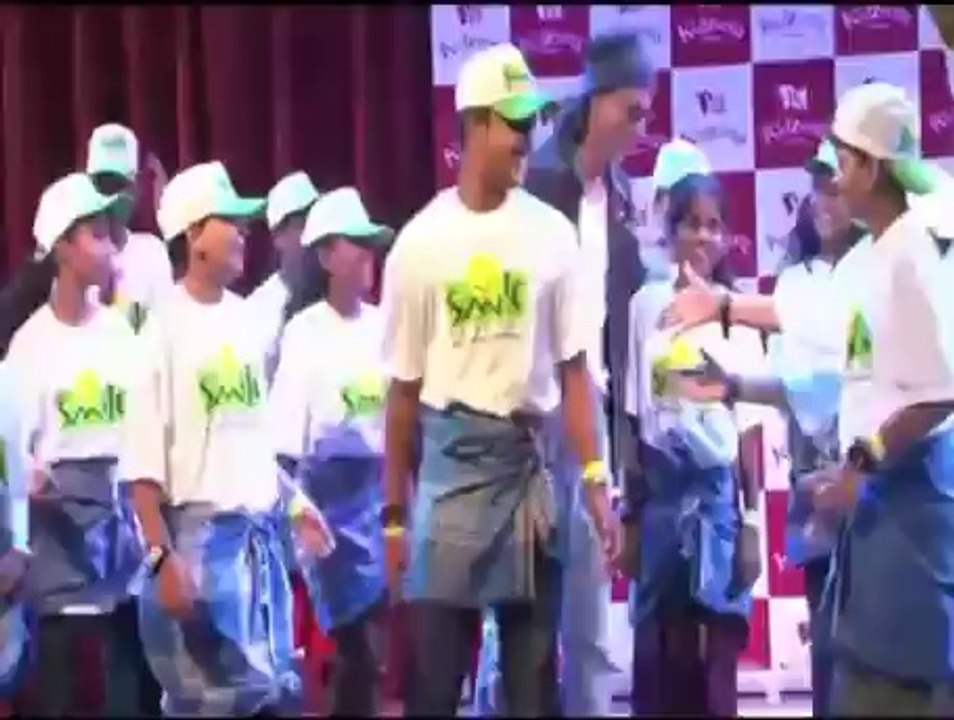 Shah Rukh celebrates Fathers' Day  - IANS India Videos