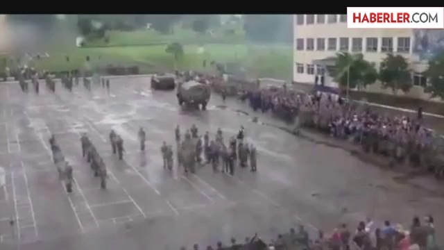 Rusya'da Geçit Töreninde Zırhlı Araç Askeri Ezdi