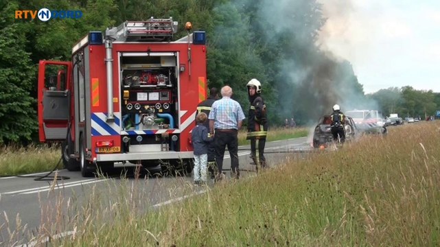 Beelden: Auto brandt volledig uit bij Nieuw-Buinen - RTV Noord