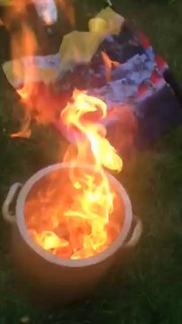 Alemães Queimam Bandeira Portuguesa