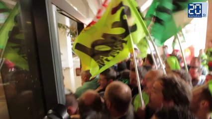 Des cheminots forcent l'entrée de la mairie de Lille