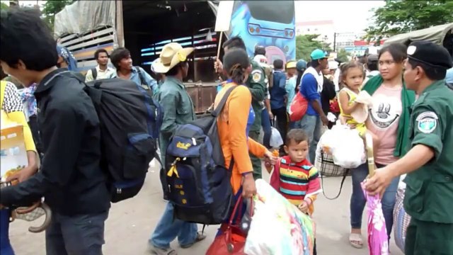 Milhares de cambojanos deixam a Tailândia