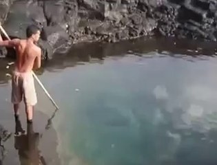 Hey Maşallah , Adamın Yakaladığı Balığa Bak !