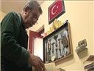 فنانون أتراك يتوارثون فن تجليد الكتب يدويا