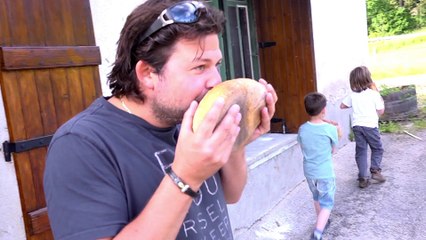 Bakker bakt speltbrood van eencoorn graan