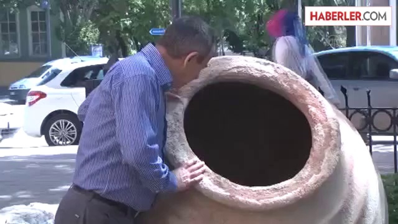 Tarlasında 2 bin yıllık olduğu tahmin edilen küp buldu -