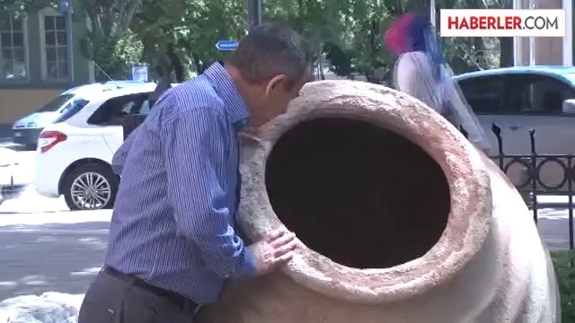 Tarlasında 2 bin yıllık olduğu tahmin edilen küp buldu -