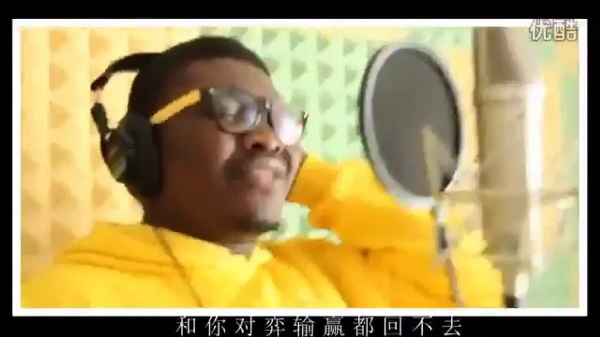 ⁣Black guy in China called 好弟 hao di sings Chinese songs beautifully.