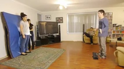 Şov yapayım derken kızı bıçakla alnından vurdu