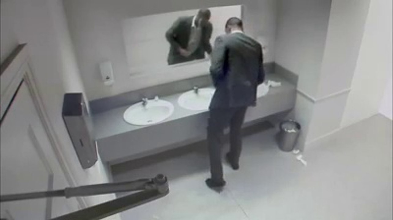 Bu şaka adamı kalpten götürür.