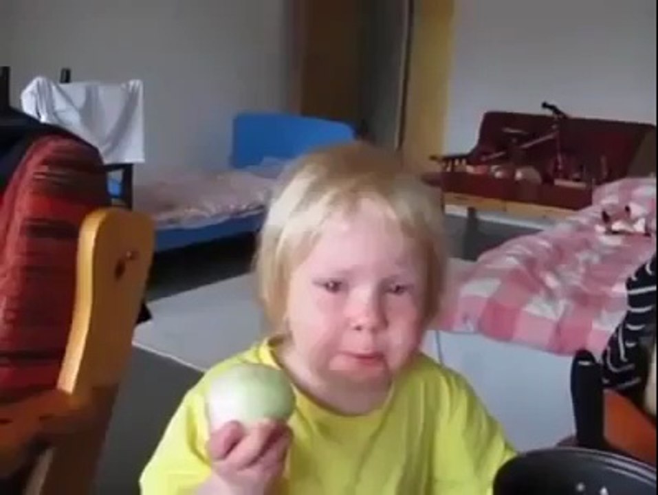 Elma yer gibi soğan yiyor. Zorun ne abicim senin.