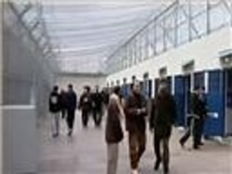 300 أسير فلسطيني يواصلون إضرابا مفتوحا عن الطعام