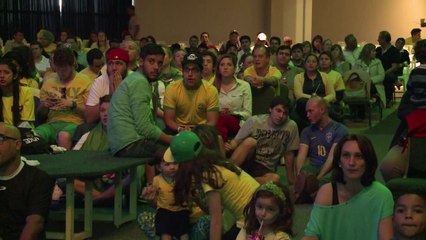 Fieis se reúnem em templo cristão para torcer