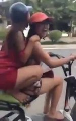 Deux filles chute d'un scooter sans casque ! a voir