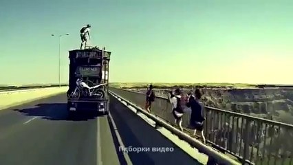 Kamyondan Paraşütle Atlayan Manyaklar