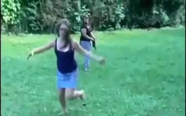 Hayatlarında İlk Defa Yeşil Alana Çıkan Kızların İlginç Hareketleri