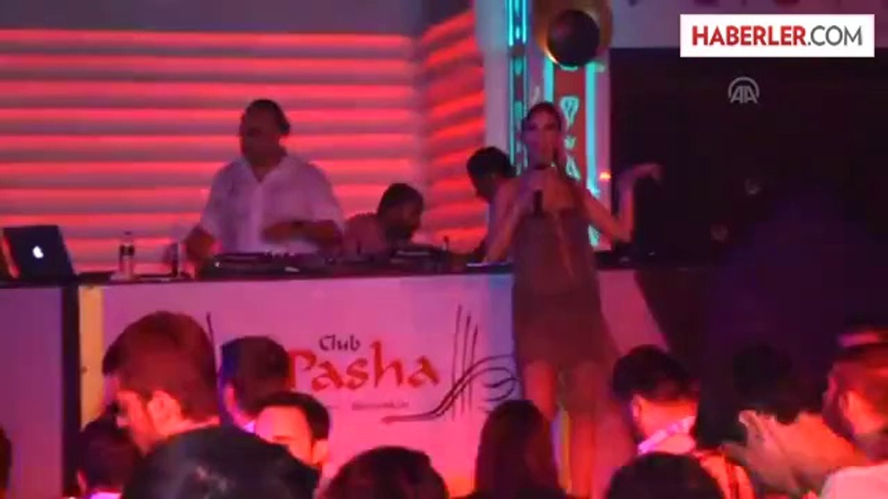 Tuğba Özerk, Bodrum'da konser verdi