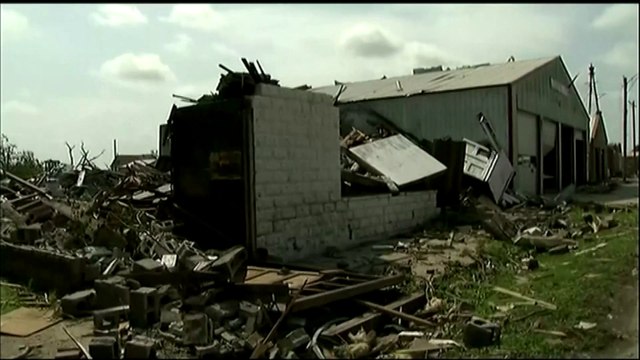 Une ville à moitié rasée par deux tornades jumelles