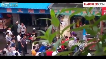 Karısını Sokak Ortasında Döven Adamı Linç Ettiler
