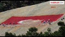 Honaz Dağı'nın Bağrında Türk Bayrağı'na Saygı