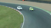 Il s'incruste sur un circuit pendant une course avec la voiture de sa copine