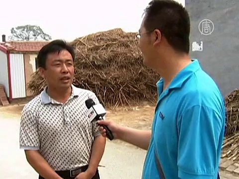 Бабушка вырезает из бумаги, чтобы прокормить семью