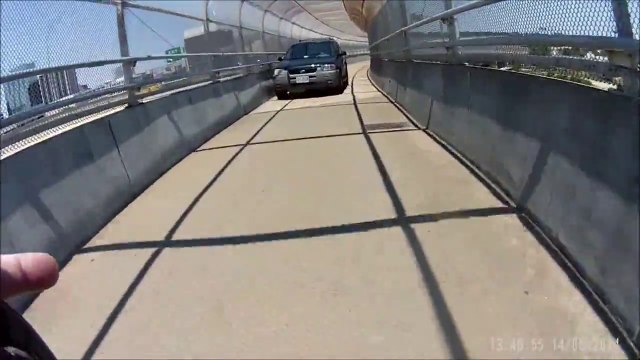 Voiture VS vélo sur une piste cyclable. Chauffard!!!!