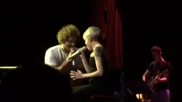 Daniel Diges a dúo con Angy cantando “Cómplices” 3