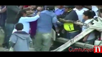 Öfkeli boğadan kaçtı ama karısından kaçamadı