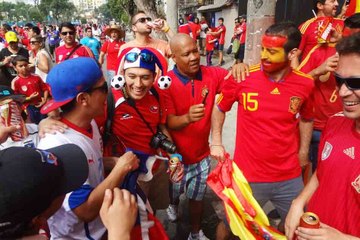 Festa vermelha! Torcedores esquentam duelo entre Espanha e Chile