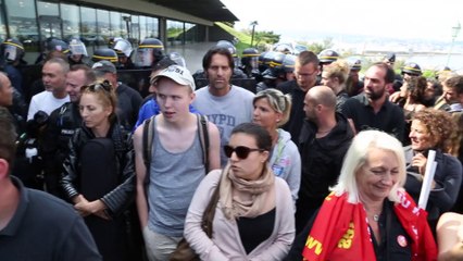 Marseille : les intermittents évacués par la police devant le Palais du Pharo