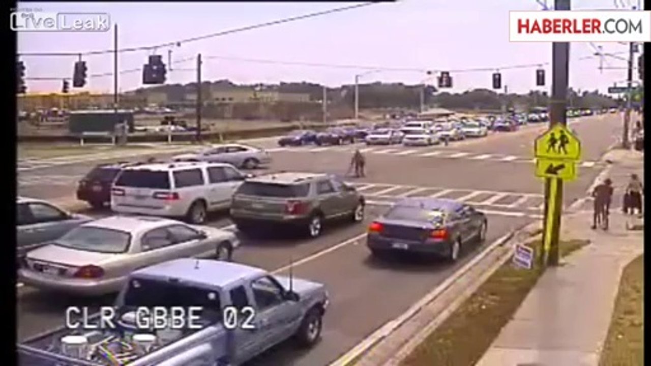 Otomobille Çarpışan Motosiklet Sürücüsü Havada Takla Attı