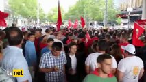 Küstah Avusturya polisi Türk bayrağını yere attı