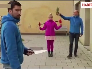 Elindeki Bıçakları Raketle Kıza Fırlattı