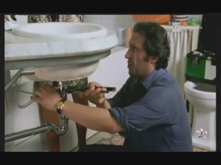 Le disavventure di Flavio Insinna alle prese con un vecchio bagno in Ho sposato uno sbirro