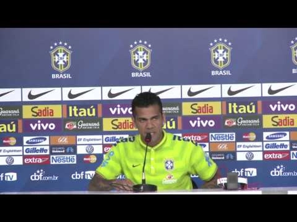 Daniel Alves diz que torcida nos treinos não atrapalha