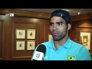 O dia que eu saí de casa. Mãe de Sandro emociona os jogadores