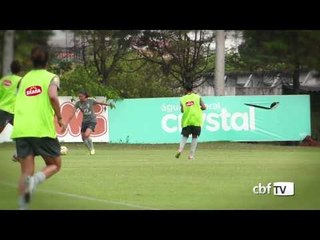 Meninas treinam antes de enfrentar a Dinamarca
