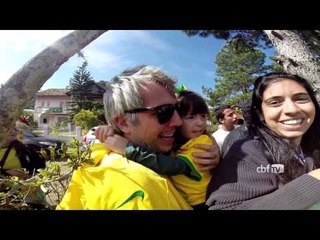 Neymar tira fotos com torcida após o treino